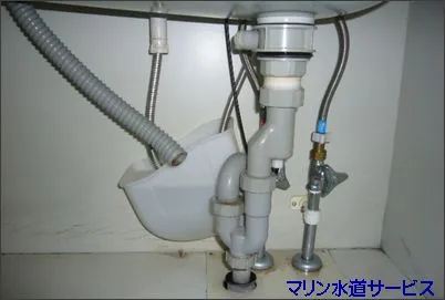 給排水管が絡まってカギ錠トラブル